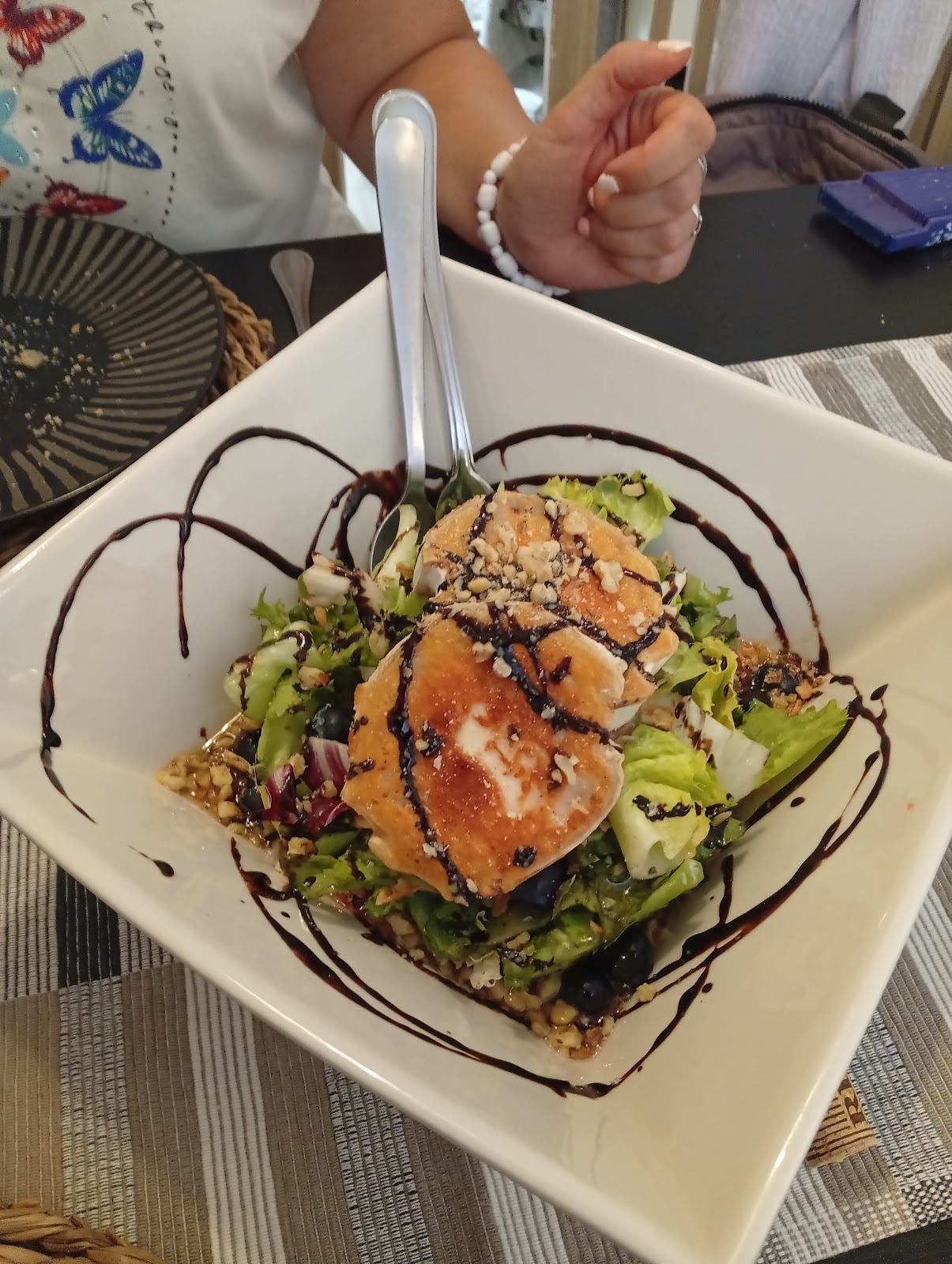 Ensalada de la casa con lechugas variadas, pollo a la plancha y reducción de balsámico.